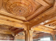 Phòng khách mẫu trần gỗ xoan đẹp